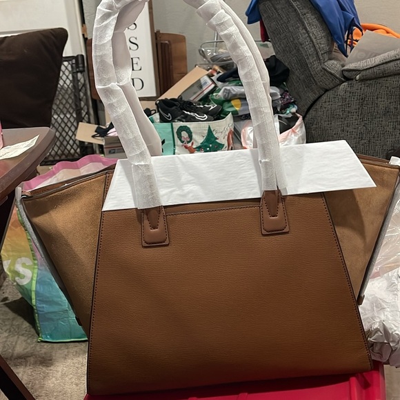 Michael Kors Camel large tote. Beautiful 🌸🌸🌸 tote , big side on each side - Picture 2 of 9